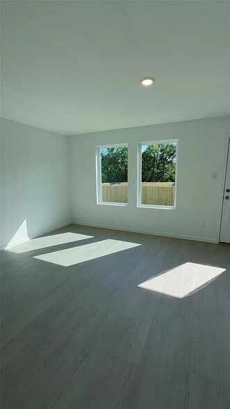 Building Photo - 327 Parkin Ct