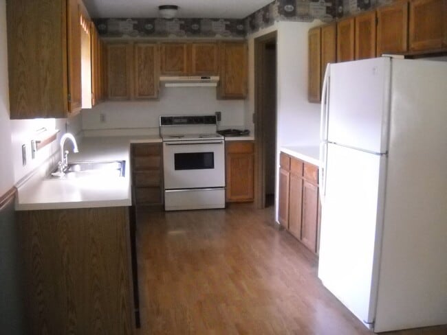 Building Photo - 3 BR, 2 BA, 2 Car Garage ranch home located near Horton Smith Golf Course & Nathaniel Greene Park.