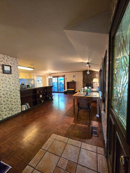 Open concept entry/ dining - 132 Steiner Ct