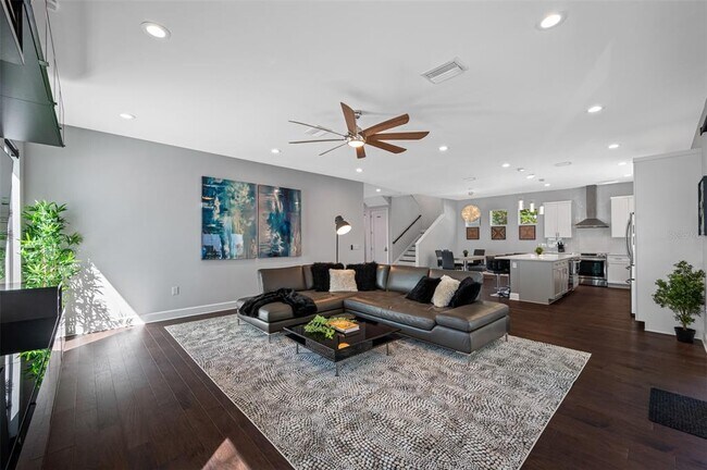 Building Photo - 902 W Plymouth St