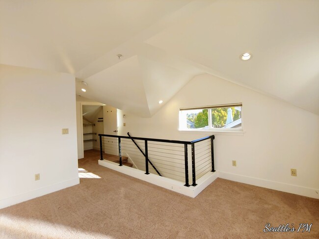 Building Photo - Stunning 3 Bedroom Townhouse in Greenlake!