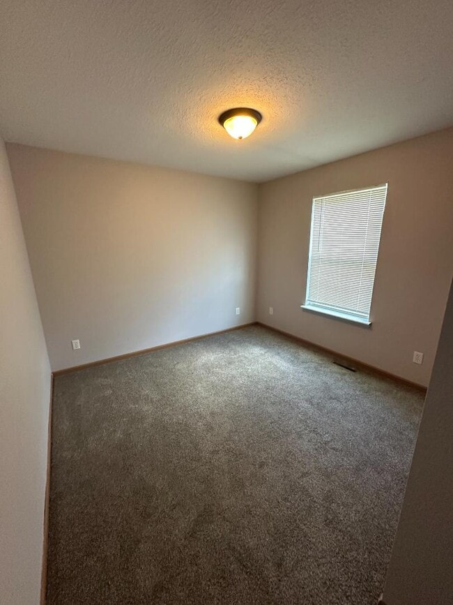 Building Photo - 106 S Woods Ct