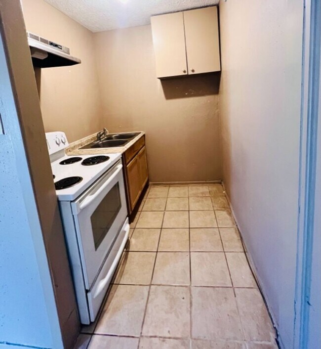 Building Photo - EFFICIENCY UNIT WITH TILE FLOORING THROUGHOUT