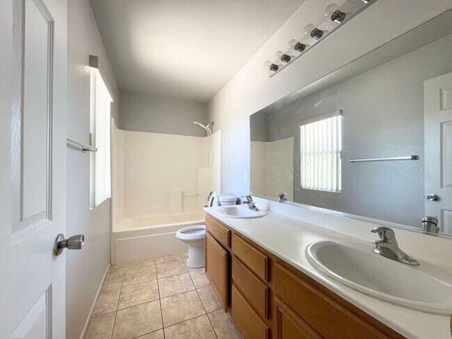 Building Photo - Beautiful 2 story 3 car garage single fami...