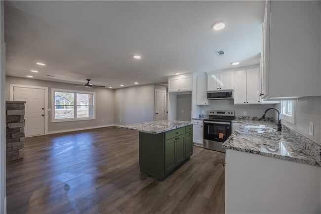 Building Photo - 17 Dillow Dr