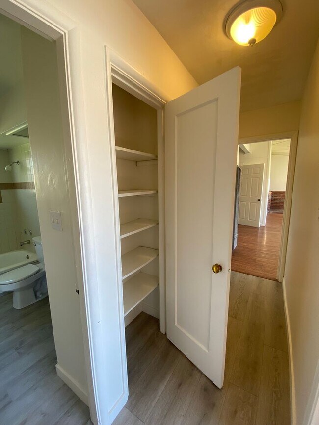 Building Photo - 3 Bed/1 Bath with Large fenced yard in central Paso Robles near Highschool!