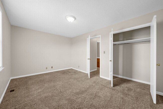 Building Photo - End Unit Ready for You to Call Home