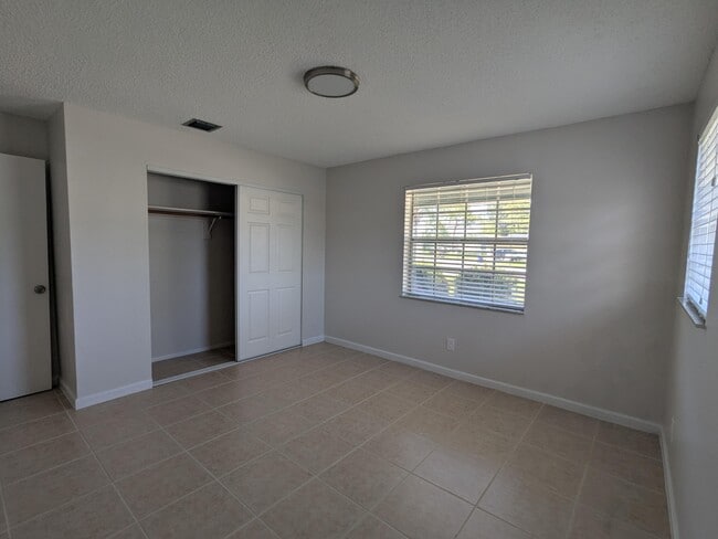 Building Photo - 4552 SE Ontario Dr