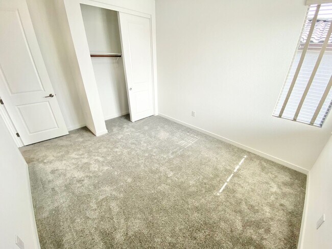Building Photo - STUNNING LIKE NEW SINGLE-FAMILY HOME 3 BEDROOM / 2.5 BATHROOMS, WITH 2 CAR GARAGE!!