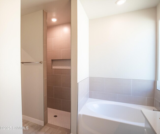 Building Photo - 3019 San Jenaro Dr