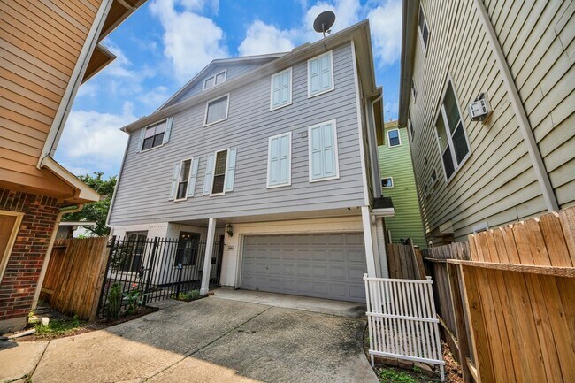 Building Photo - 908 W 26th St