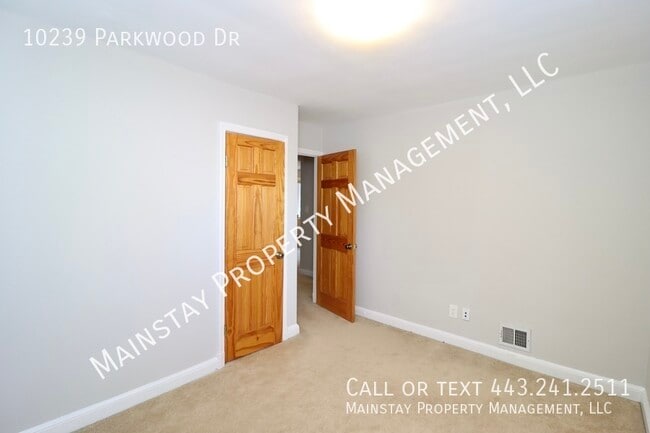 Building Photo - 10239 Parkwood Dr