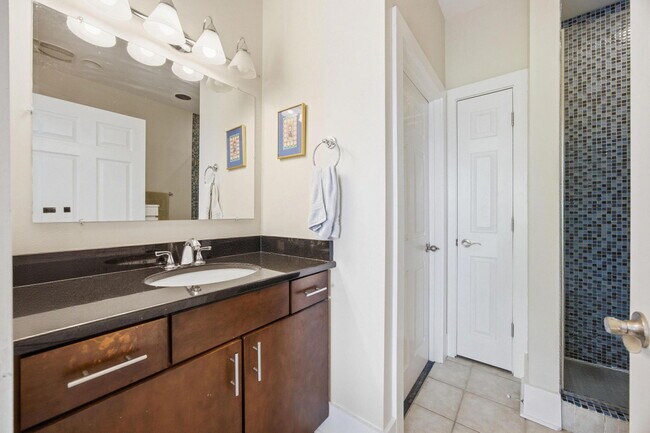 Building Photo - 261 S Limestone