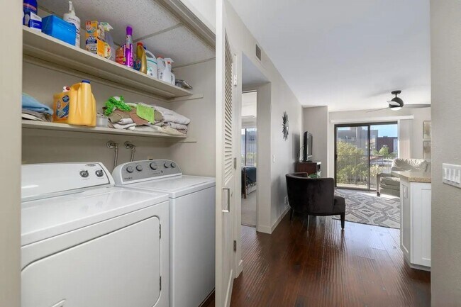 Building Photo - Move-In Ready 2BR/2BA Condo in Prime Cortez Hill Location!