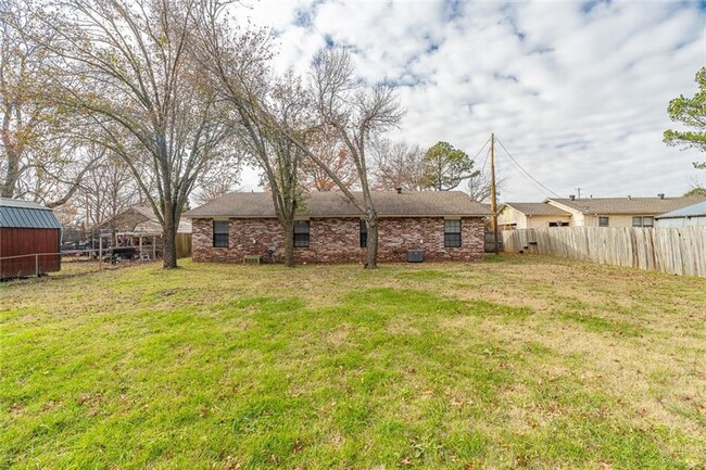 Building Photo - 2 Bedroom 2 bath duplex in East Fayetteville