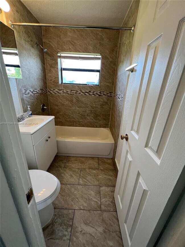 Building Photo - 300 NW 5th Terrace