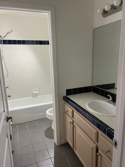 Building Photo - 5039 E Ocean Blvd