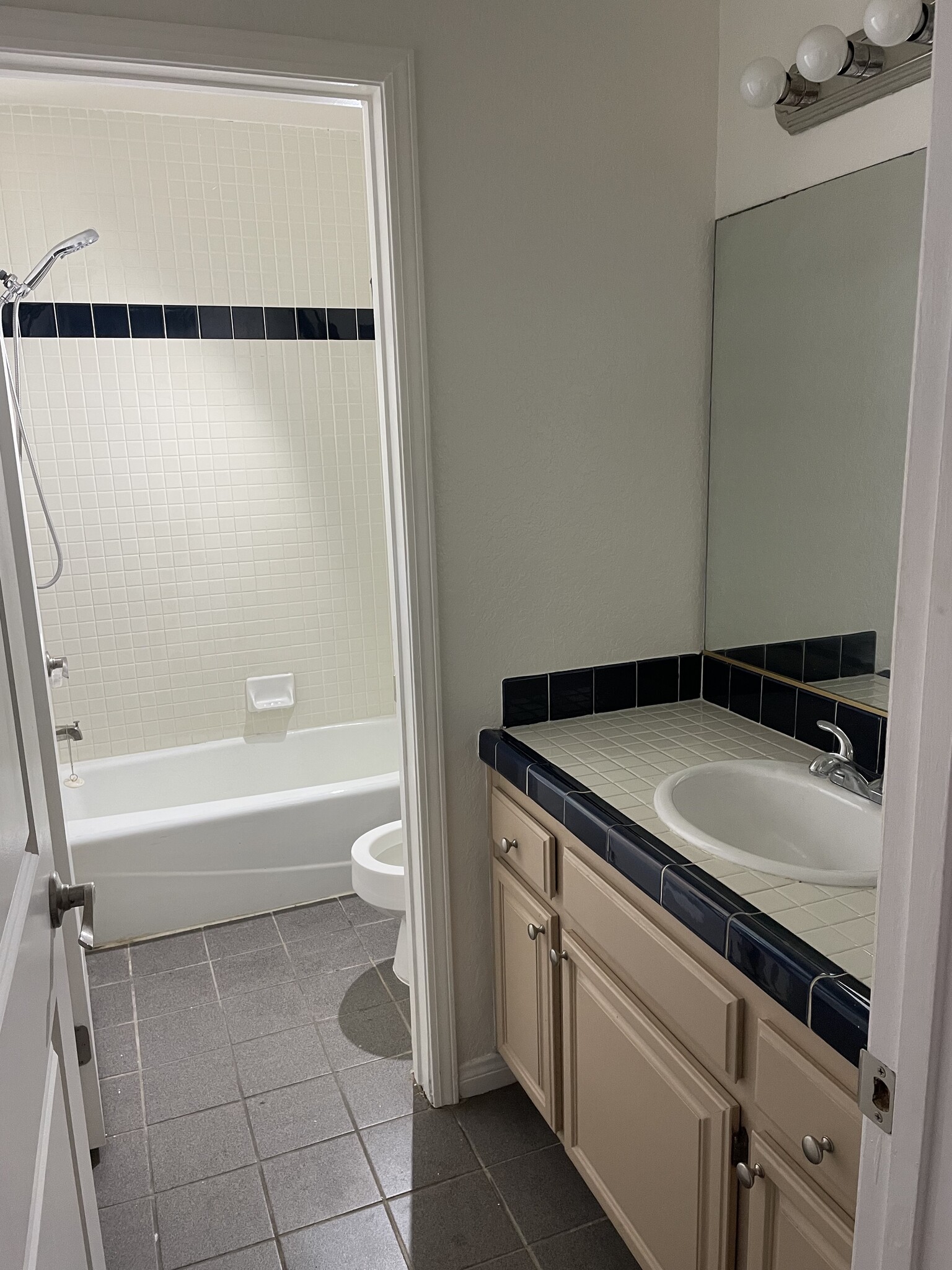 Building Photo - 5039 E Ocean Blvd