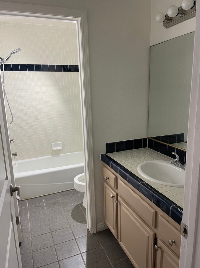 Building Photo - 5039 E Ocean Blvd