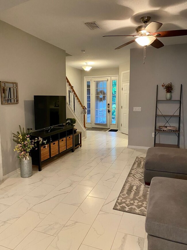 Building Photo - Super 3 bdrm 2-1/2 bath townhome  in gated Community!