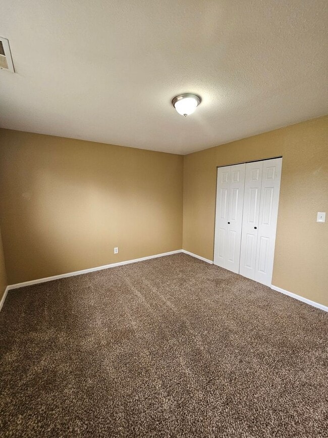 Building Photo - 900-902 Lindberg Ln