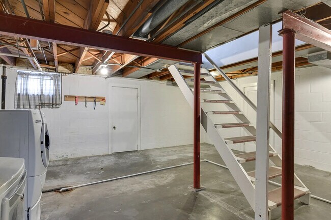 Building Photo - Maple Street