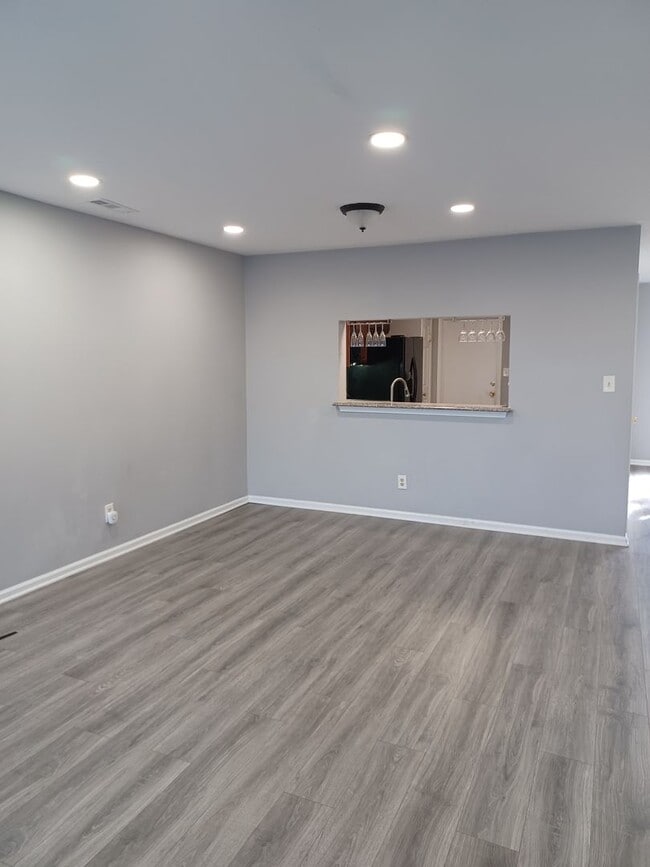 Building Photo - Spacious 3 BR townhouse in VA Beach with a garage