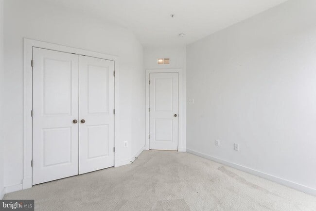 Building Photo - 614 Glenn Lk Dr