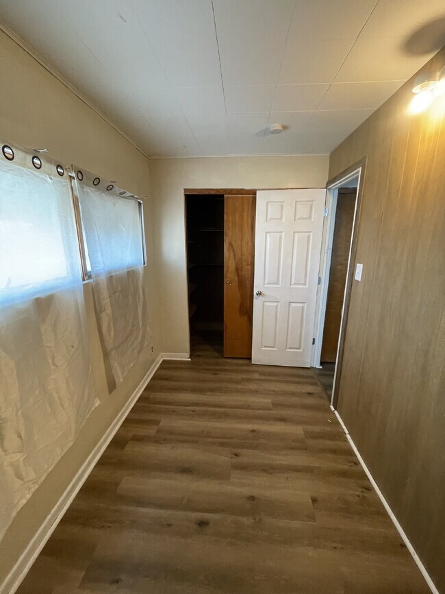 Building Photo - Spacious 3 bedroom with Off street parking!