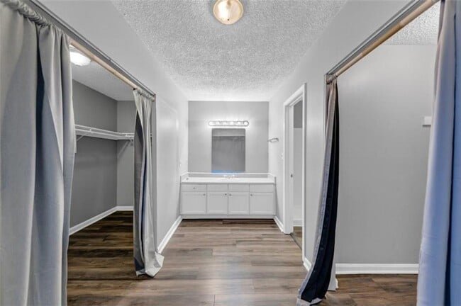 Building Photo - 3575 Oakvale Rd