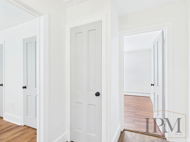 Building Photo - Available Now- Charming 3 Bedroom, 1 Bath ...