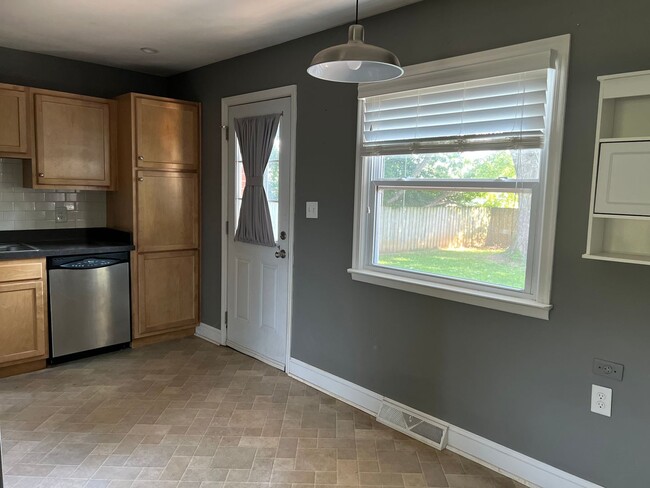 Building Photo - 3 bedroom 1 bath house & 1 car Garage