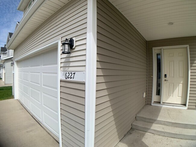 Building Photo - 3 Bed 3 Bath Single Family Home