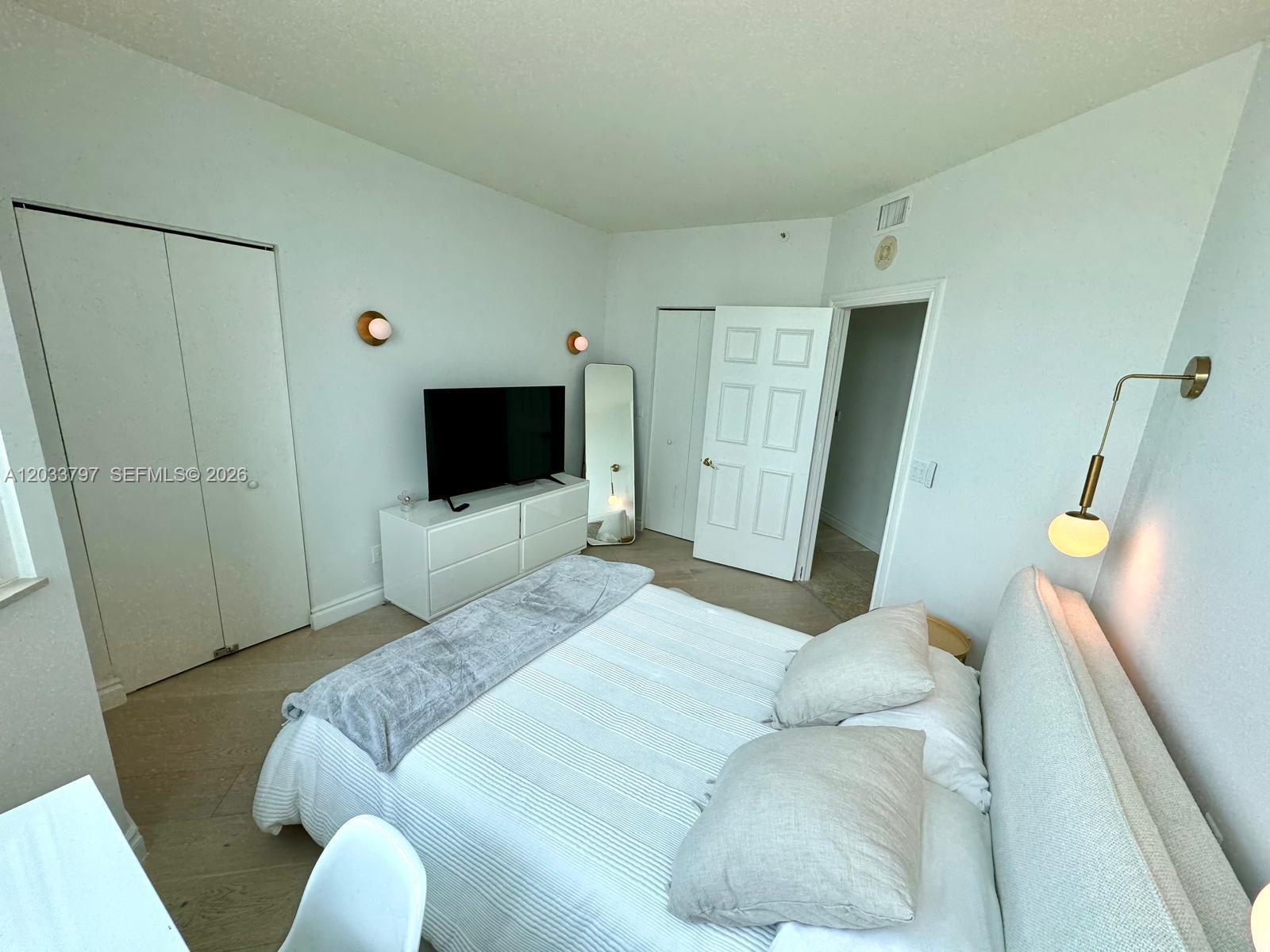 Building Photo - 300 S Pointe Dr