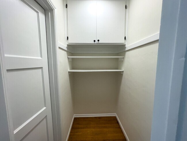 Building Photo - Remodeled Studio in the Heart of Los Feliz