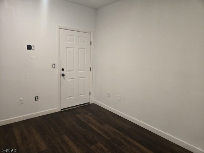 Building Photo - 38 11th Ave W