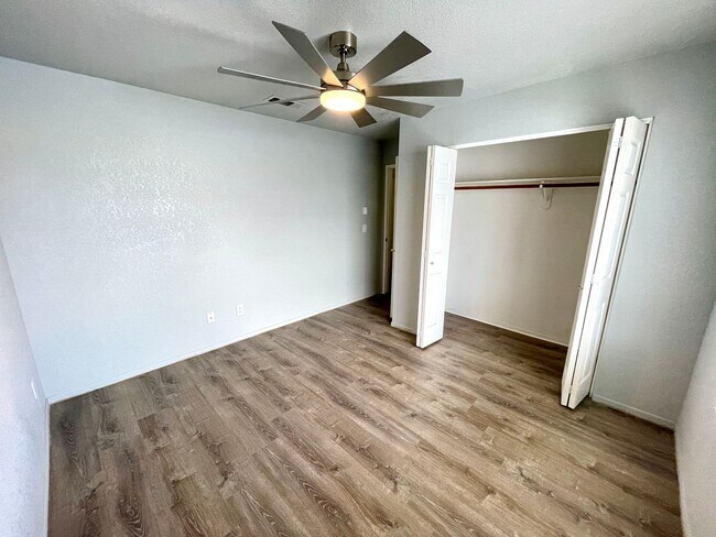 Building Photo - Great 1 Bedroom Condo in the Roadhaven Condos Gated Community!