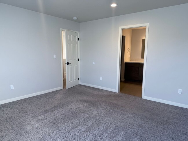 Building Photo - Stunning 4 Bedroom West Valley Townhome - $500 SPECIAL MOVE IN CREDIT