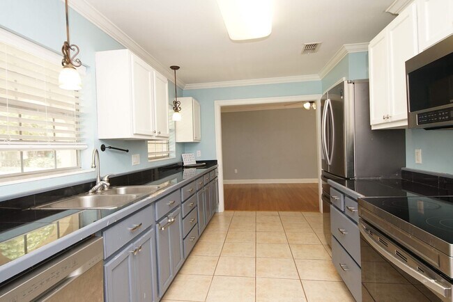 Building Photo - Central Niceville Location