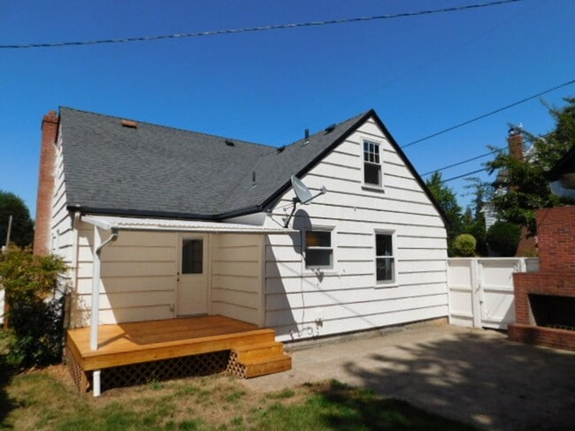 Building Photo - 3Bd/1Ba Two Story House w/ Basement - Avai...