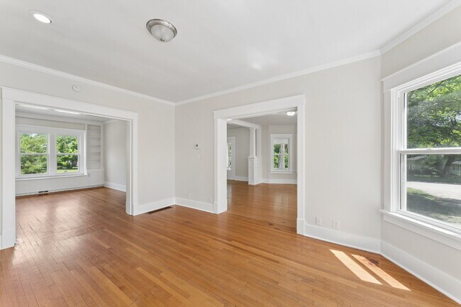 Building Photo - Welcome home to this stunning, light-filled rental that truly has it all! Featuring huge living s...