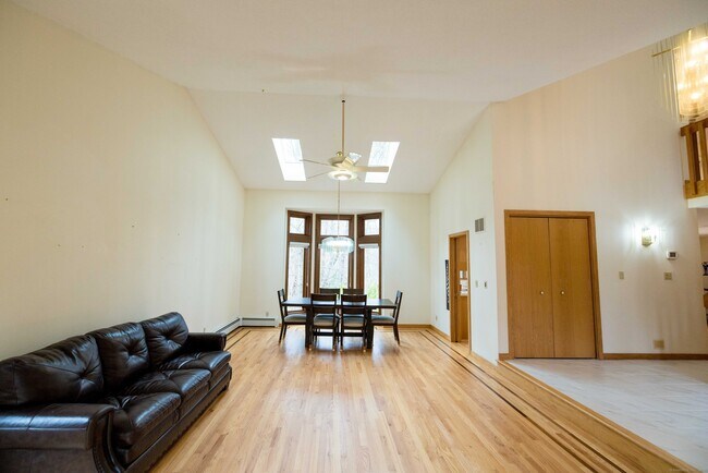 Building Photo - 18 Clifford Ave