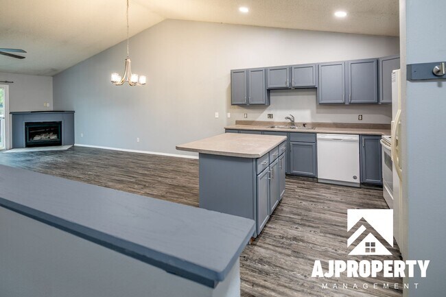 Building Photo - 4 Bedroom 2 bathroom near Memorial middle ...