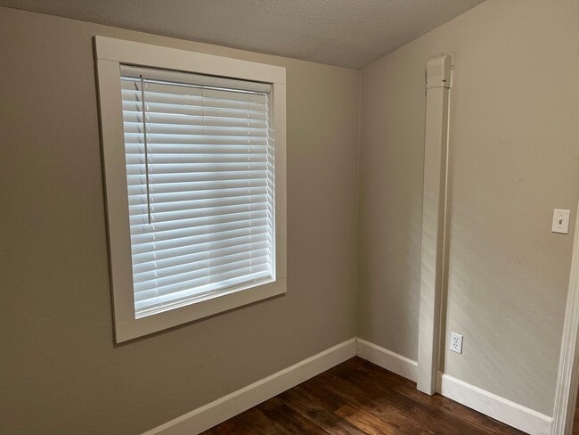 Building Photo - Updated 3 bedroom 1 bathroom house in Thur...