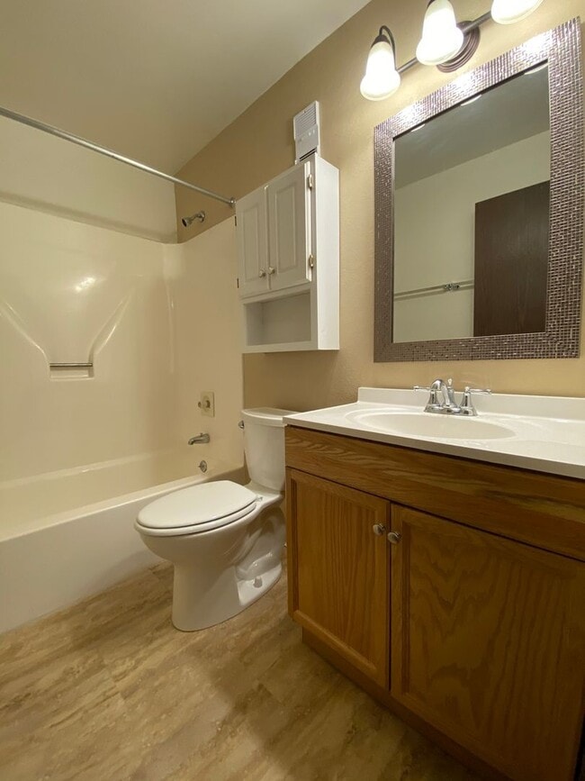 Building Photo - Fantastic North Hills 1 BR! Equipped Kitchen Including Dishwasher! Call TODAY!