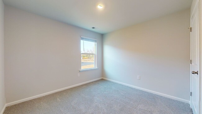 Building Photo - 4 bedroom Home in WATERSIDE!
