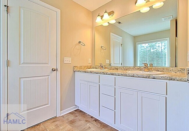 Building Photo - 33 Daylily Ct