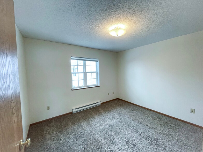 Building Photo - 627 Maple St