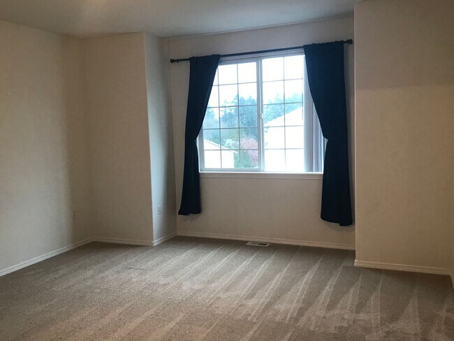 Building Photo - 4 Bed 3 Bath Gated Townhome Near Maplewood Golf