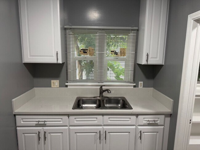 Building Photo - 714 Lime Ave